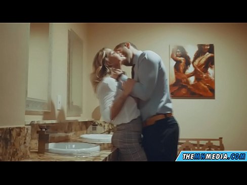 ❤️ Meta blonda busty seduces f'kamra tal-banju pubbliku ️❌ Sess ta' kwalità fil-porn mt.pornmega-com.ru ❌️❤